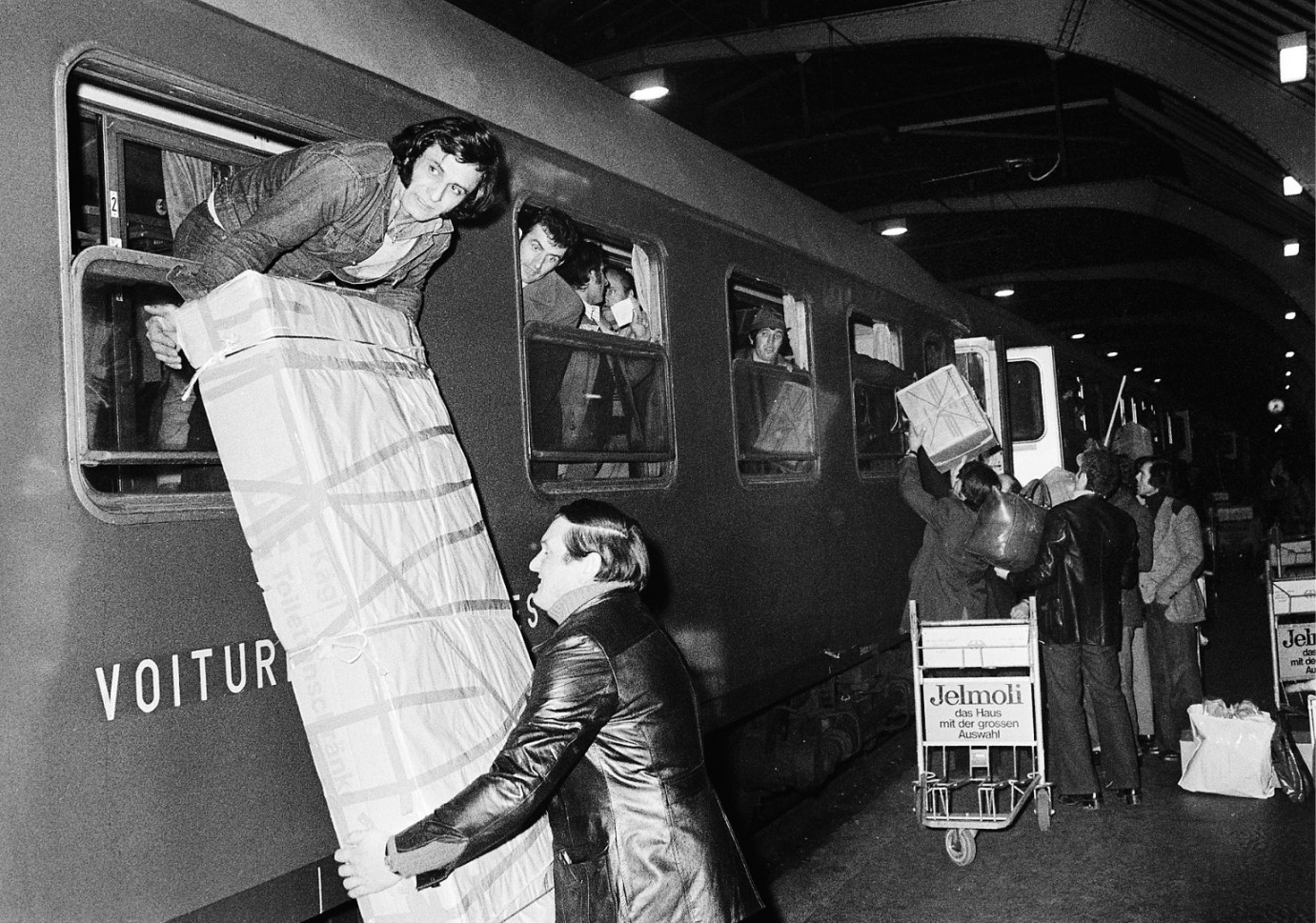 Über die Feiertage nach Hause: Im Dezember 1976 nehmen jugoslawische Gastarbeiter einen Extrazug von Zürich nach Belgrad. Foto: Keystone